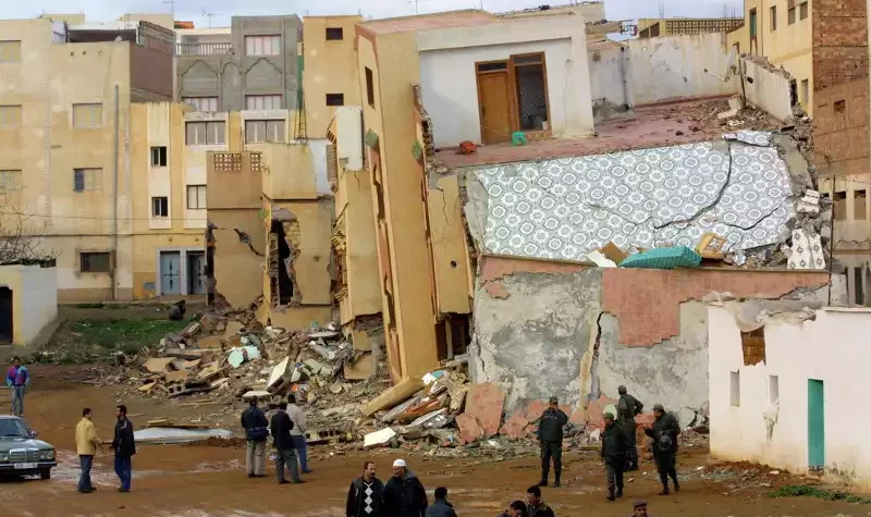 Des maisons détruites et des hommes pleins dans les rues