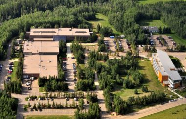 Vue aérienne du campus de l'Université d'Athabasca, lors d'une journée ensoleillée d'été.