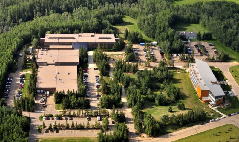 Vue aérienne du campus de l'Université d'Athabasca, lors d'une journée ensoleillée d'été.