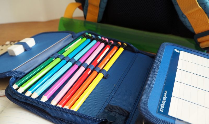 Trousse de crayons de couleurs.
