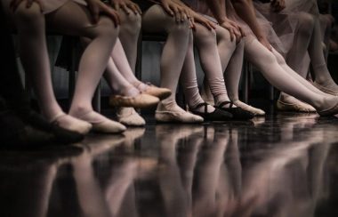 Les pieds de plusieurs danseuses de ballet