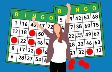 Sur un fond de couleur bleu, il s'agit d'un dessin ou une femme lève les bras au centre de deux cartons de bingo.