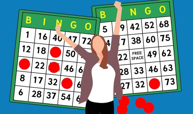 Sur un fond de couleur bleu, il s'agit d'un dessin ou une femme lève les bras au centre de deux cartons de bingo.
