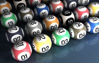Des boules de bingo de différents couleurs alignées sur une surface plane.