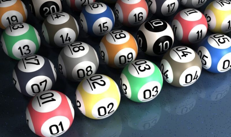 Des boules de bingo de différents couleurs alignées sur une surface plane.