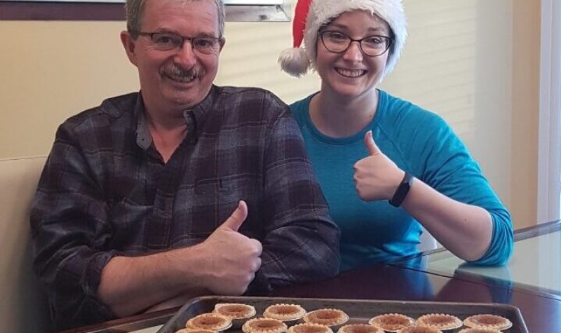 Un couple posant avec leurs biscuits de Noël