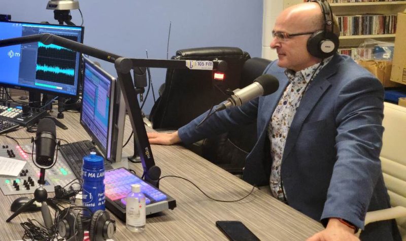 Le ministre randy Boissonnault au micro de la radio C105.