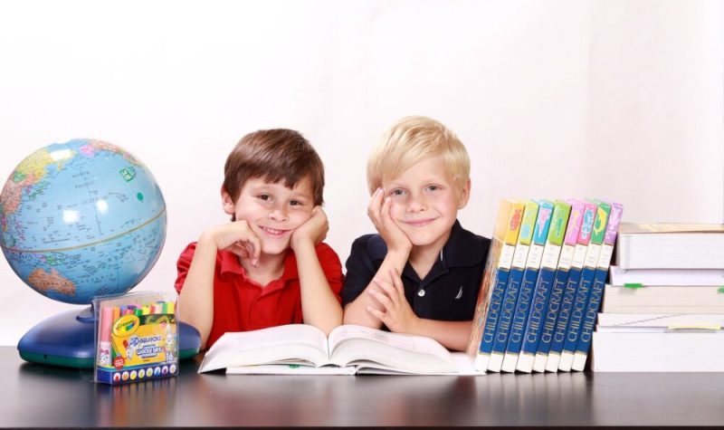 enfants qui étudient