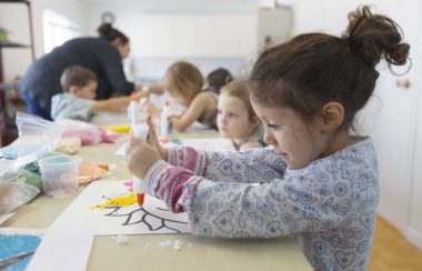 Enfants qui font du bricolage