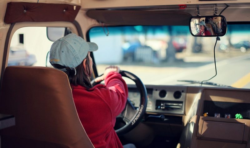 Une conductrice d'autobus au volant