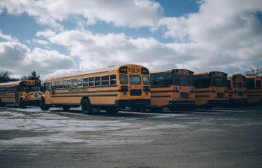 Plusieurs autobus scolaire jaunes dans un stationnement