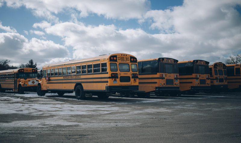 Plusieurs autobus scolaire jaunes dans un stationnement