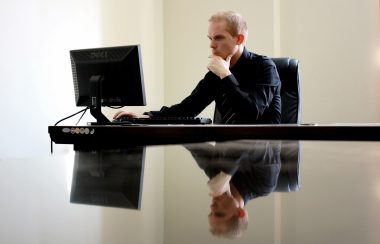 Homme qui travaille à l'ordinateur.