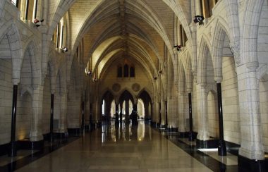Vue intérieure des couloirs du parlement, à Ottawa.