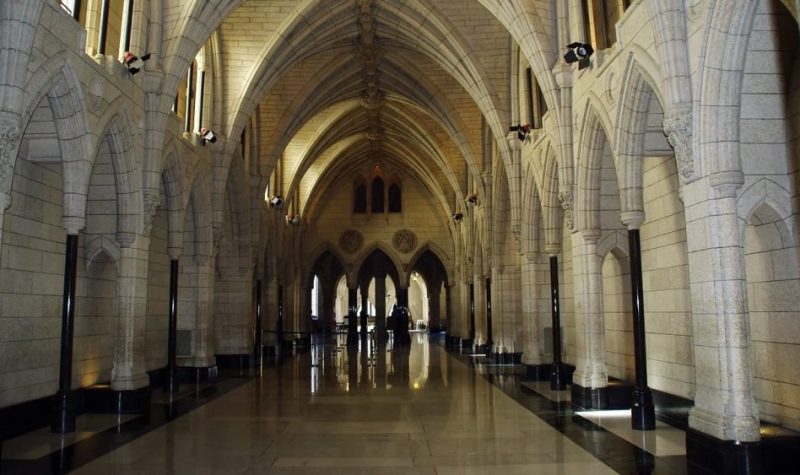 Vue intérieure des couloirs du parlement, à Ottawa.