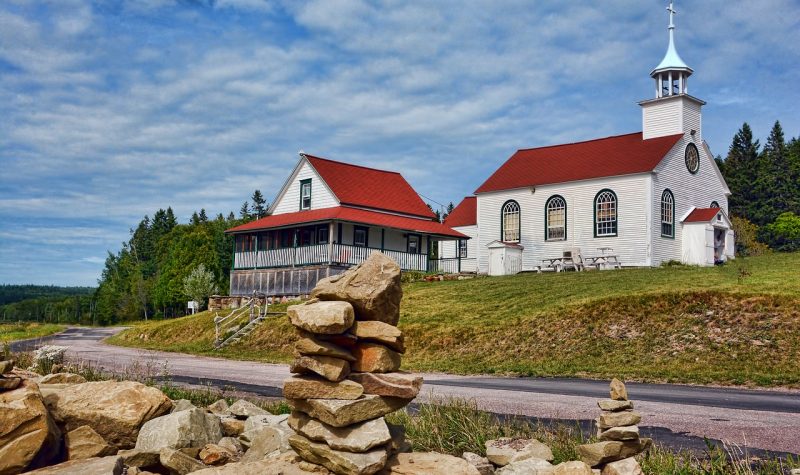 Plan large sur une maison et d'une église située au Nouveau-Brunswick.
