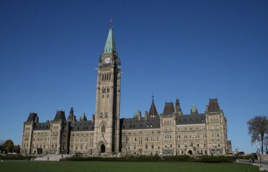 Parlement d'Ottawa dont l'angle de la photo a été prise à droite de l'entrée du parlement.
