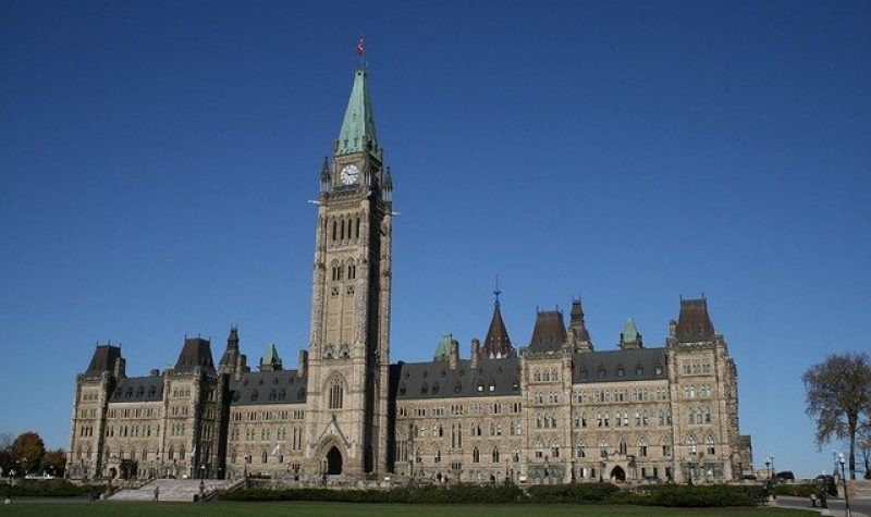 Devant du Parlement d'Ottawa. La photo a été prise à la droite de l'entrée du Parlement.