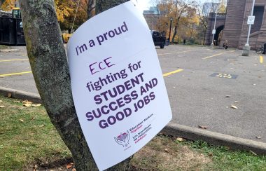 un cartel abandonado en Queen's Park.