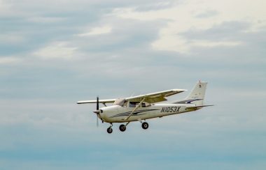Un avion blanc de type Cessna vole dans le ciel