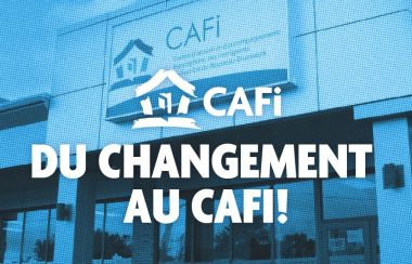 Image de la façade des locaux du CAFI, teintee en bleu avec le texte DU CHANGEMENT AU CAFI en blanc