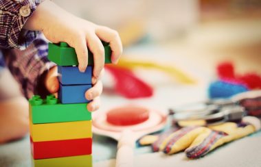 Un enfant jouant avec des blocs