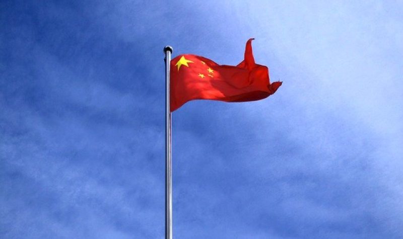 Drapeau de la Chine flottant dans le vent attaché à un mât.