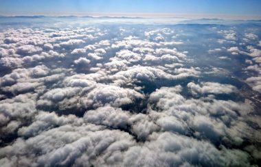 Des nuages vus du dessus couvrent presque la totalité de l'image.