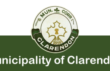 The logo of the municipality of Clarendon, featuring a green and white background with a maple leaf.