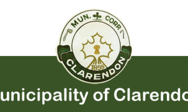 The logo of the municipality of Clarendon, featuring a green and white background with a maple leaf.