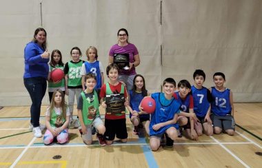 Des ballons et autres articles de sport ont été remis à l'école des Découvertes. Photo : gracieuseté, Julie Turcotte