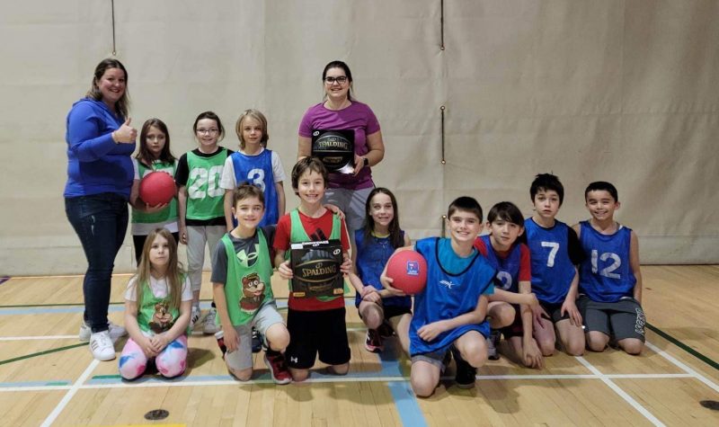 Des ballons et autres articles de sport ont été remis à l'école des Découvertes. Photo : gracieuseté, Julie Turcotte