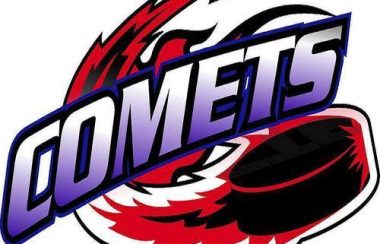 The logo of the Fort-Coulonge Comets, with a red puck with a comet trail.