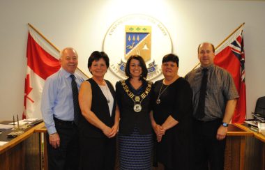 Les membres du conseil municipal de Val Rita-Harty incluant la mairesse Johanne Baril