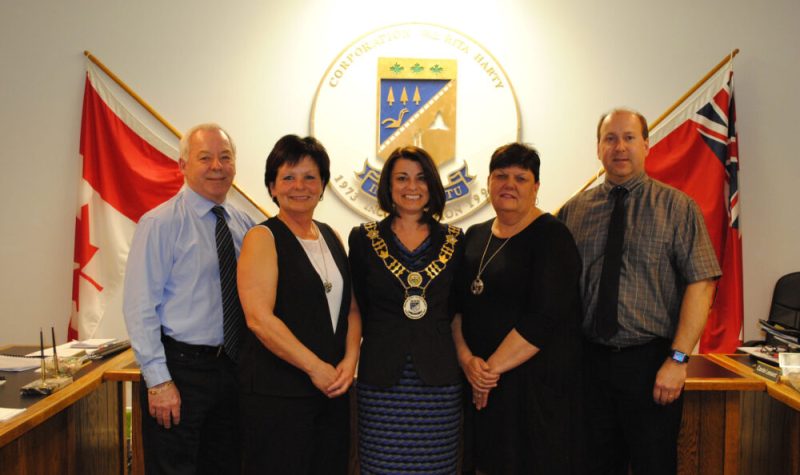 Les membres du conseil municipal de Val Rita-Harty incluant la mairesse Johanne Baril