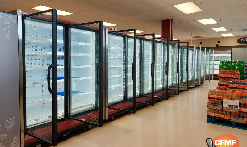 Tous les réfrigérateurs et congélateurs de l’épicerie, incluant les comptoirs de fruits et légumes sont concernés par le bris en cours. Photo : Élizabeth Séguin