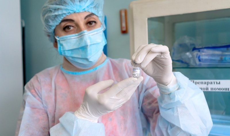 Une infirmière avec le vaccin de la COVID-19.