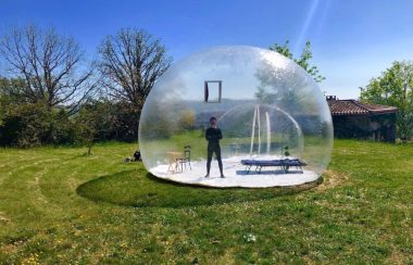 Homme debout dans une bule dans un parc