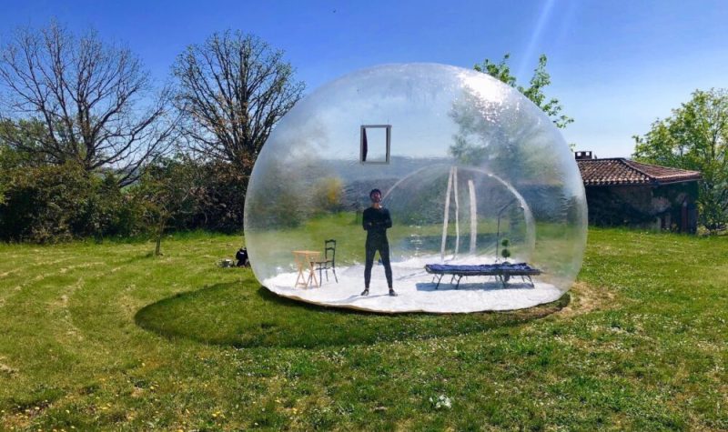 Homme debout dans une bule dans un parc