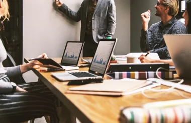 Un travail d'équipe effectué dans une salle de travail collectif