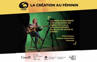 femme qui joue de la guitare