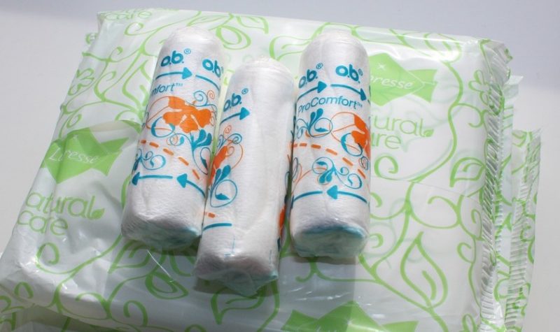Une pile des tampons hygiéniques et des serviettes hygiéniques.