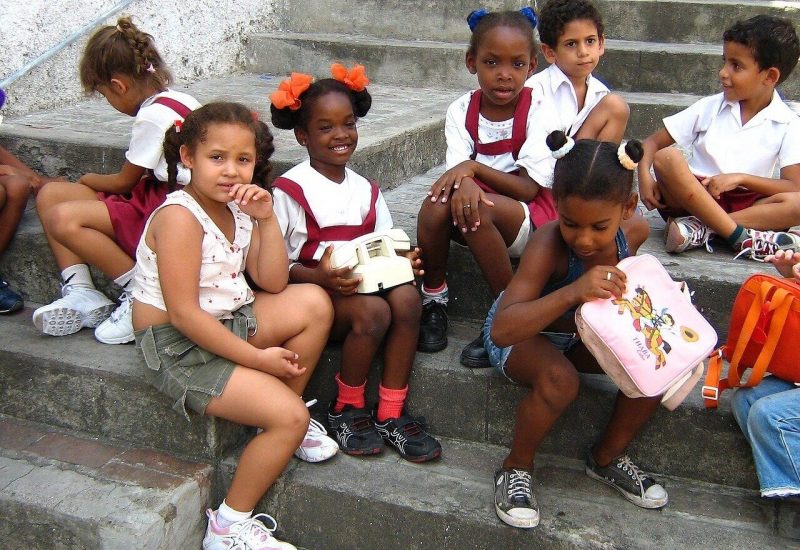 cuba-890977_1280 des petites écolières assisent