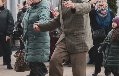 Des aînés dansant sur la rue.