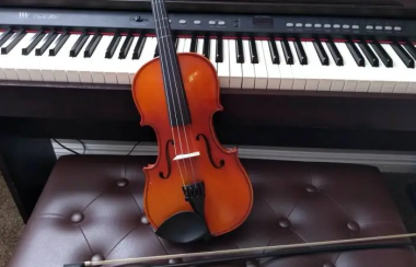 un violon posé sur un piano