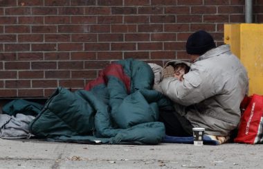 Couple d'itinérants dans la rue