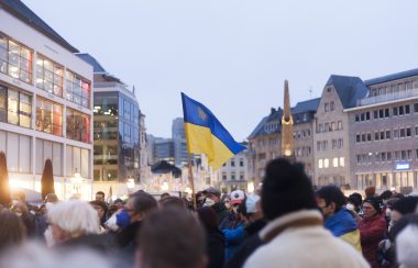 Manifestation en soutien à l'Ukraine avec un drapeau brandissant les couleurs de l'Ukraine