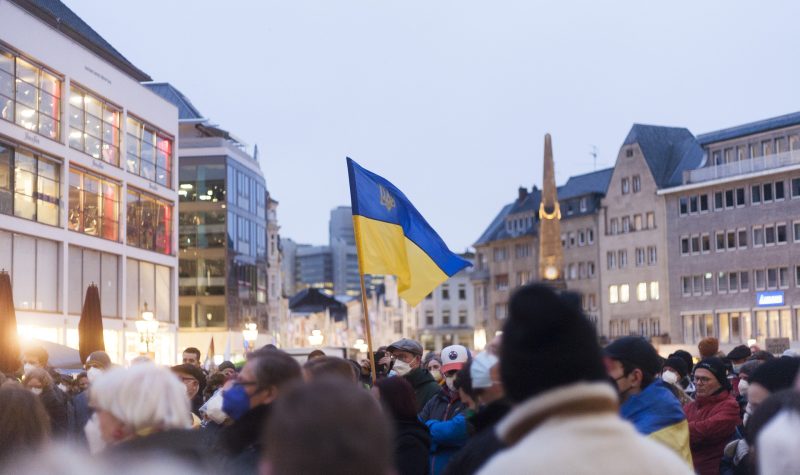 Manifestation en soutien à l'Ukraine avec un drapeau brandissant les couleurs de l'Ukraine