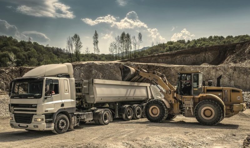 Camion et tracteur avec pelle dans un paysage de carrière .