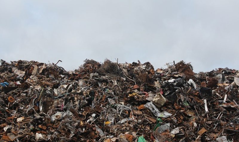 Une montagne de déchets si grande qu'on ne reconnaît pas les déchets au travers.